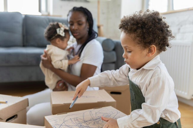 déménager avec vos enfants après une séparation Je vais déménager prochainement avec mes enfants qui ont leur résidence à mon domicile : dois-je avertir mon ex-conjoint ?